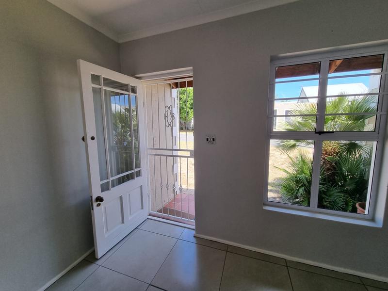 To Let 2 Bedroom Property for Rent in Oakglen Western Cape